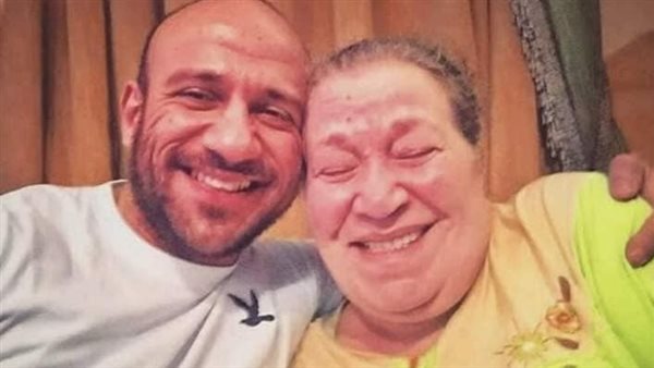 أحمد مكي ووالدته