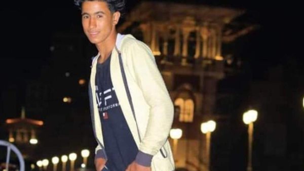 الأب يقتل ابنه بالتعاون