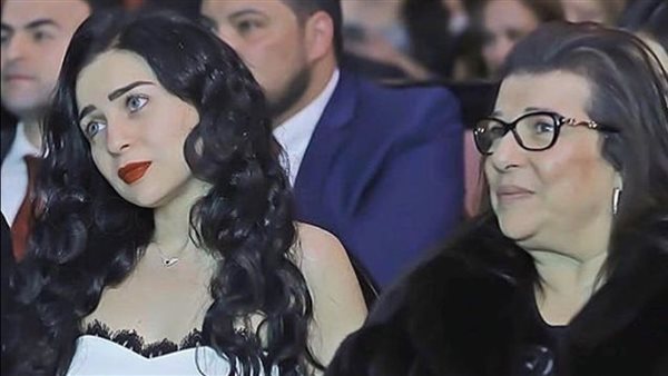 مي عز الدين ووالدتها