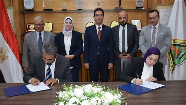 أثناء توقيع البروتوكول