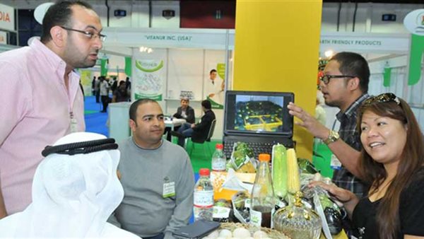 خلال المعرض