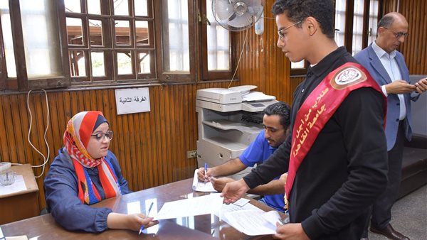 أحد الطلاب مقدماً