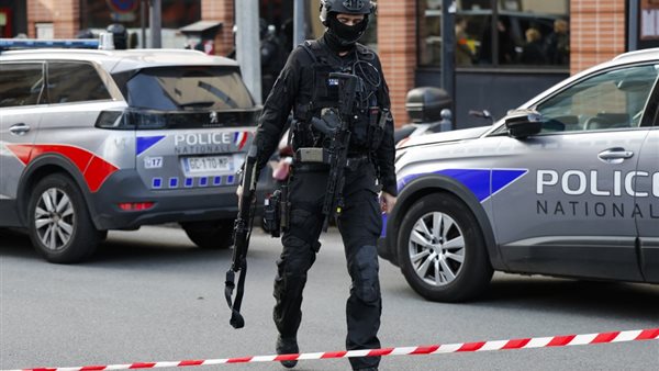 أحد أفراد الأمن بالقرب