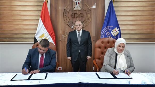 جانب من التوقيع