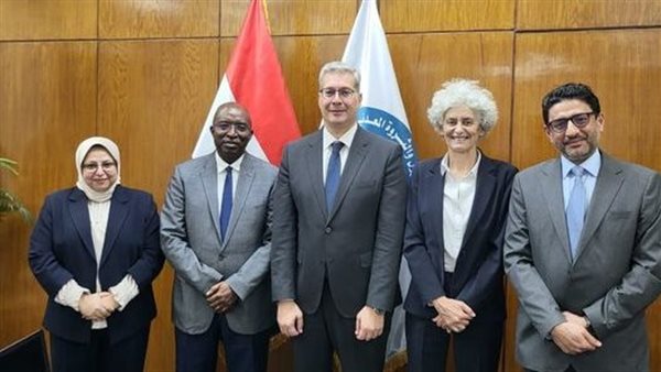 وزير البترول متوسطاً