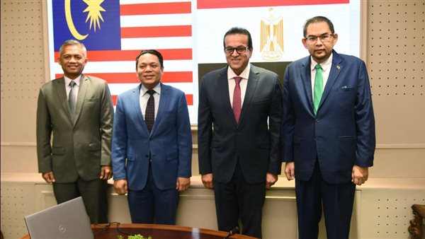 وزير الصحة والسفير