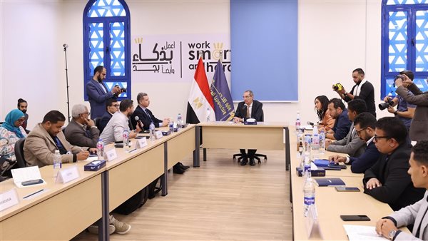 وزير الاتصالات خلال