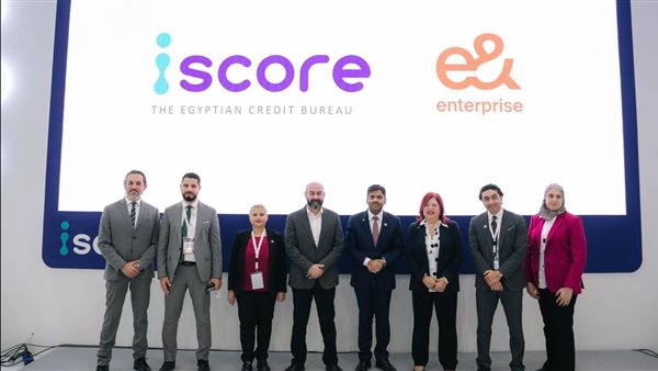 جانب من توقيع عقد