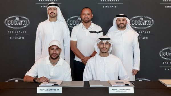 نيمار أثناء توقيع