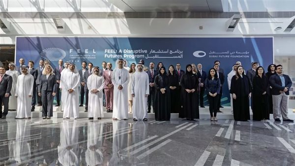 ولي عهد دبي متوسطاً