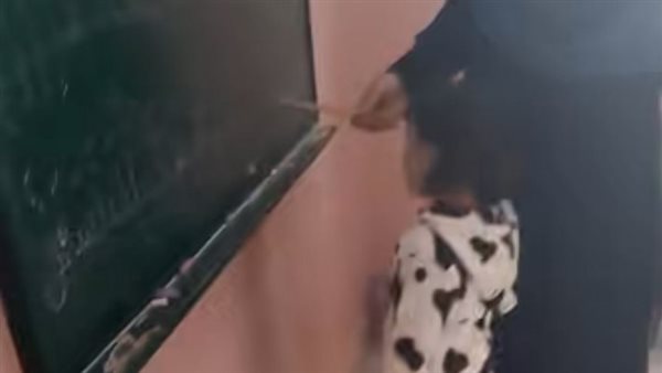 تعدي مُعلمة على طفلة