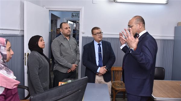 وزير العمل خلال الزيارة