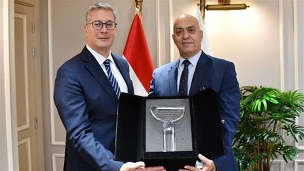 وزير البترول مكرماً