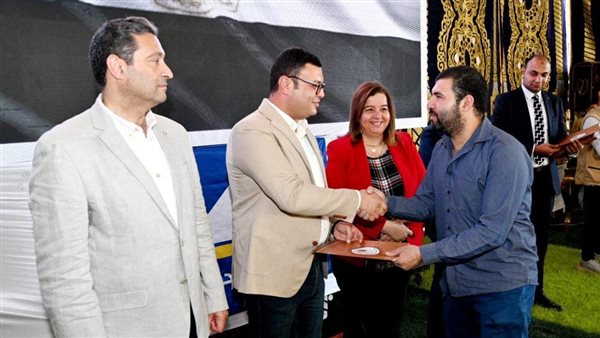 وزير الإسكان أثناء