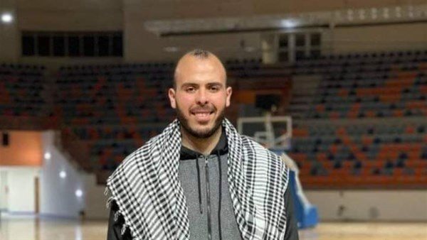 مدرب كرة سلة بنادي