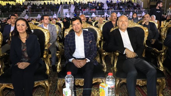 د.أشرف صبحي متوسطاً