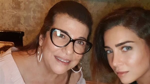 مي عز الدين ووالدتها