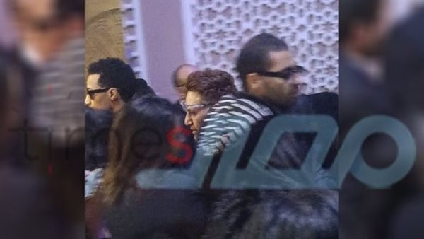 توافد عدد من النجوم