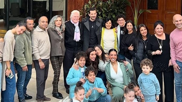 حسين فهمي متوسطاً