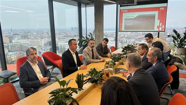 وزير الاتصالات خلال