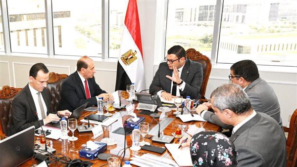 وزير الإسكان خلال