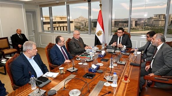 وزير الإسكان خلال