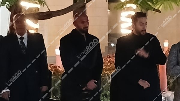 بدء عزاء والد زوجة