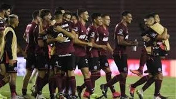 ديفينسا بعشرة لاعبين