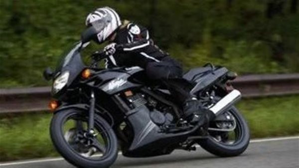 قائدة دراجة نارية