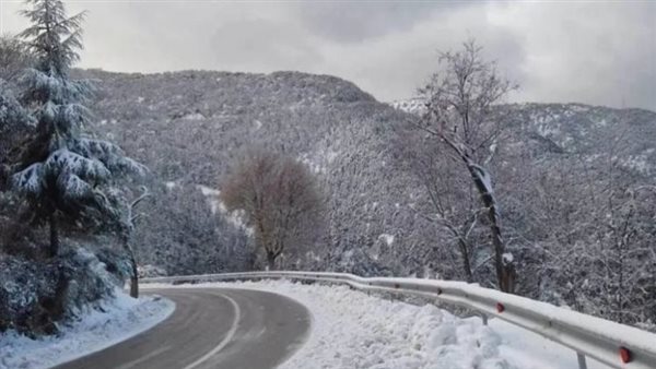 الثلوج تُغطي المرتفعات