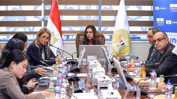 الوزيرة خلال الاجتماع