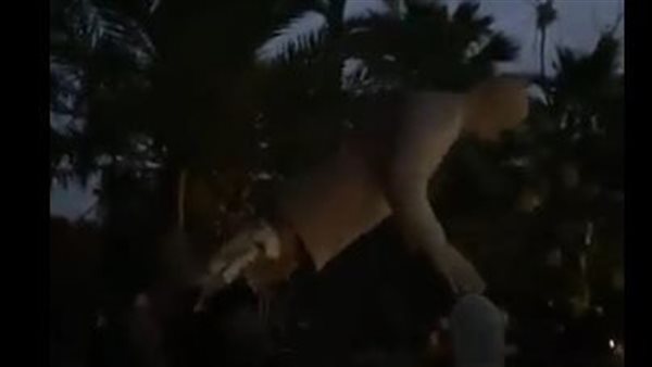 إسقاط تمثل حافظ الأسد