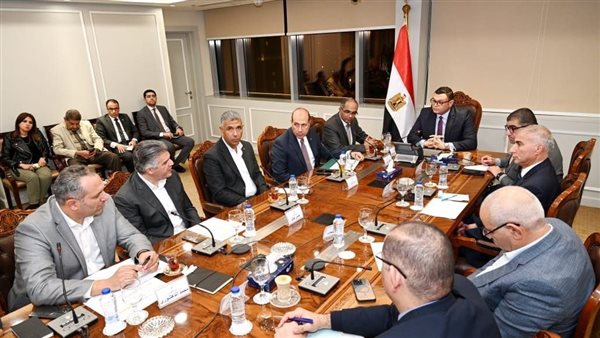 وزير الإسكان خلال