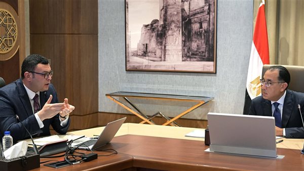 وزير الإسكان خلال