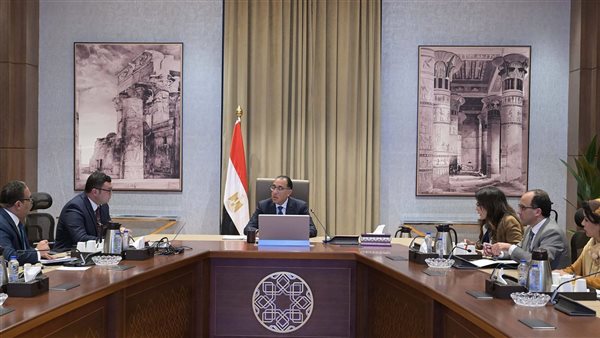 وزير الإسكان خلال