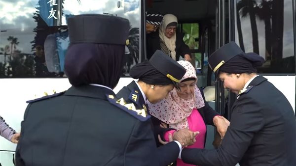 الأجهزة الأمنية توزع