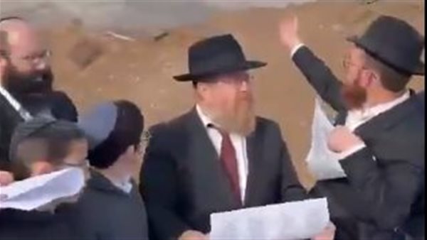 حاخامات يؤدون صلواتهم