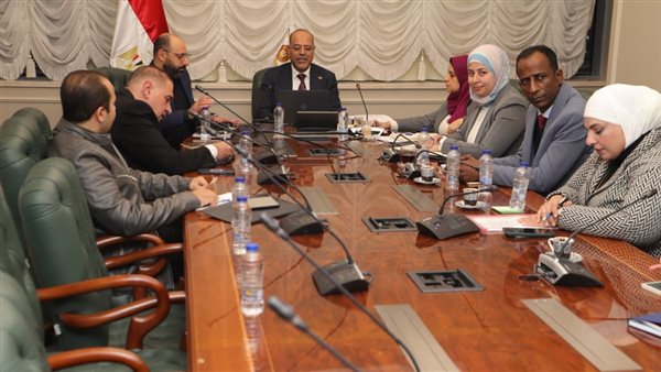 وزير العمل خلال الإجتماع