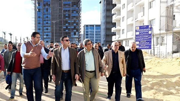 وزير الإسكان خلال