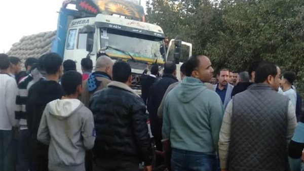 تجمهر الأهالي حول