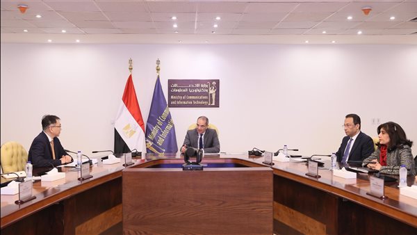 اجتماع وزير الاتصالات