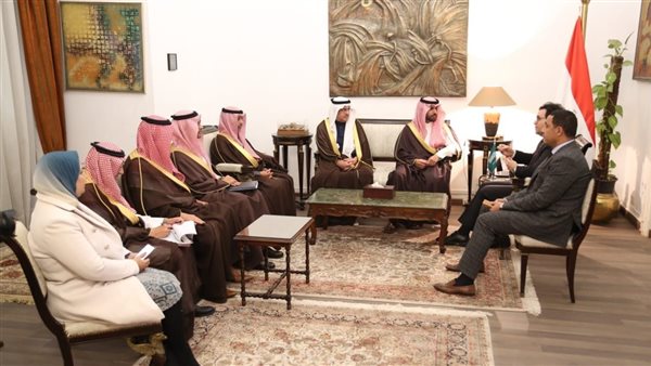 وزير الثقافة خلال