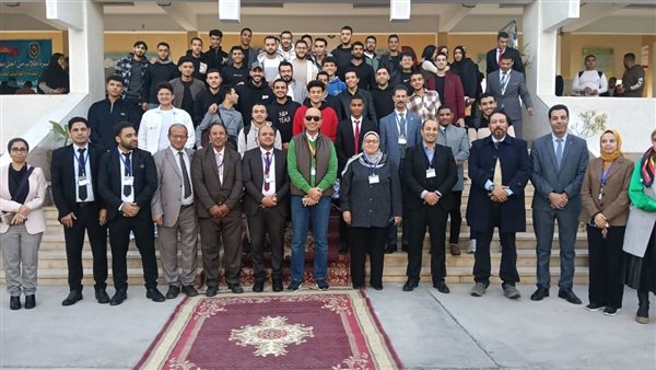 الملتقي بحضور رئيس