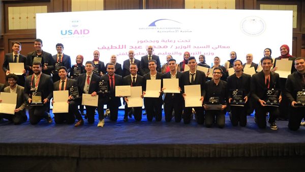 وزير التعليم مع الفائزين