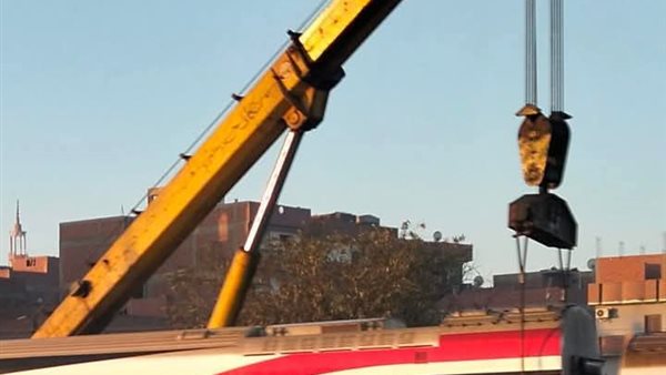 العمل على رفع عربة