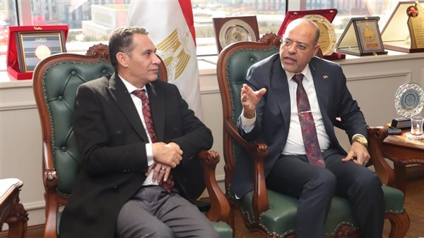 وزير العمل خلال اللقاء