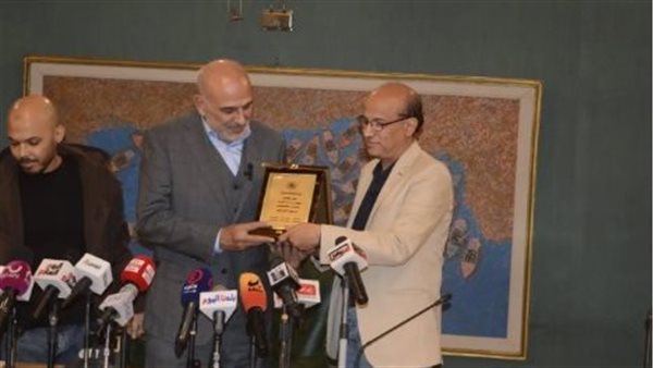 جمال سليمان مستلماً