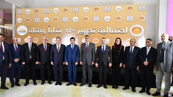 وزير الشباب متوسطاً