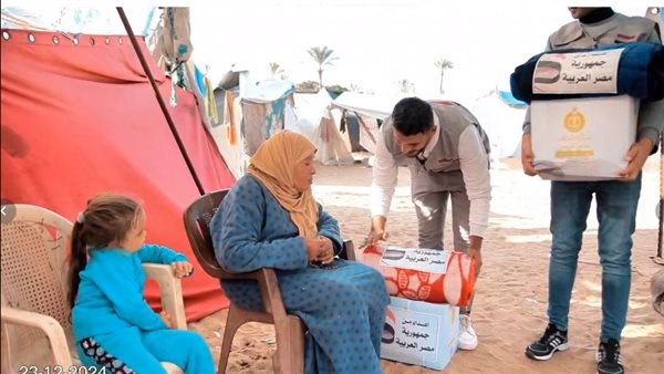 جانب من توزيع المساعدات
