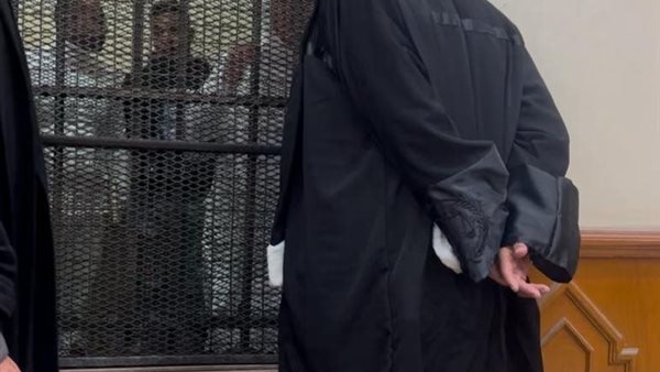 المتهمة داخل القفص